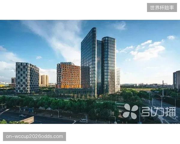 新基建为跨城观赛节省了人均50分钟的通勤时间，直接刺激了票房增长